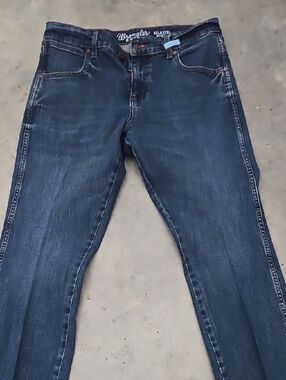 Wrangler Men's Relaxed Jeans in Dark Wash Blue